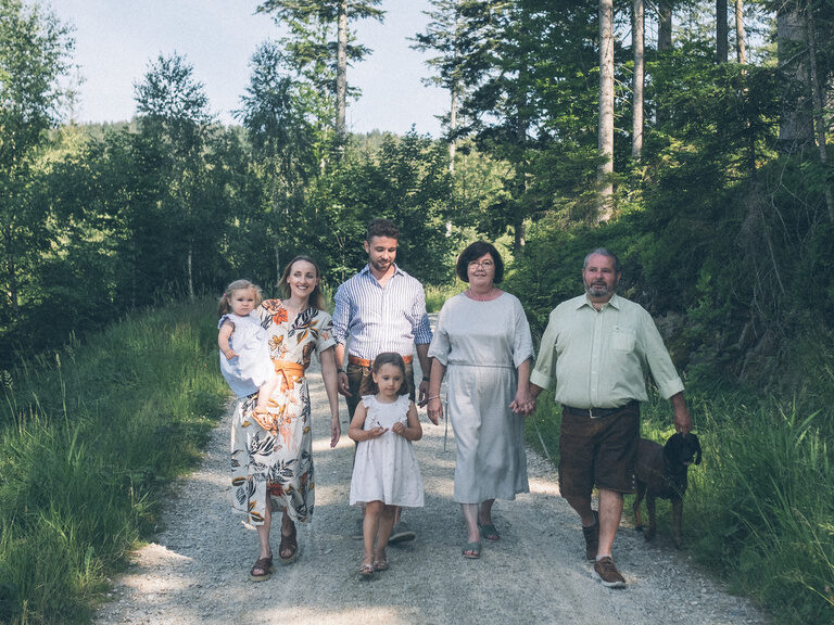 Gemeinsamer Spaziergang der Familie Brunner mit drei Generationen bei einem Waldspaziergang.