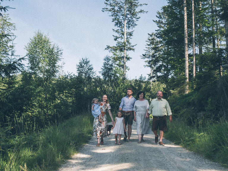 Ein gemeinsamer Spaziergang der Familie Brunner auf dem Feldweg in der Nähe des Hotel Eibl-Brunner in Frauenau.