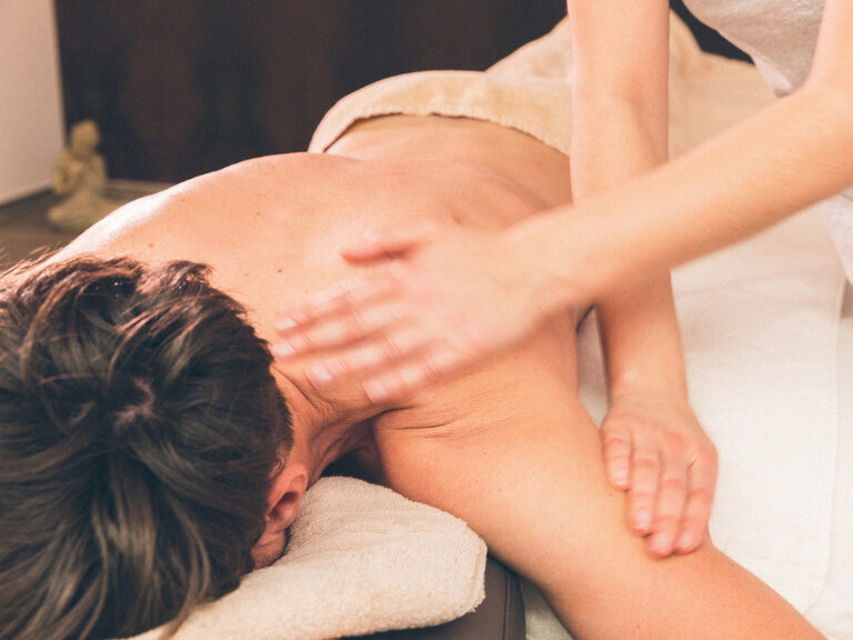 Entspannende Rückenmassage im Waldspa des Hotel Eibl-Brunner.